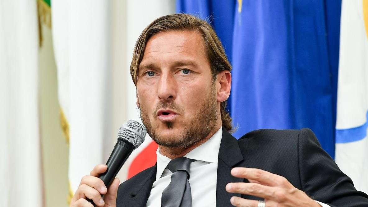 Totti rifiuta il Tapiro d'Oro per il viaggio verso Mosca: cos'è successo