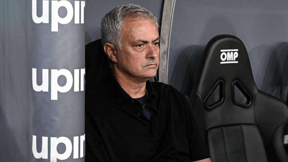 Lazio, Mourinho si lamenta: "Nel derby partiamo svantaggiati perché..."