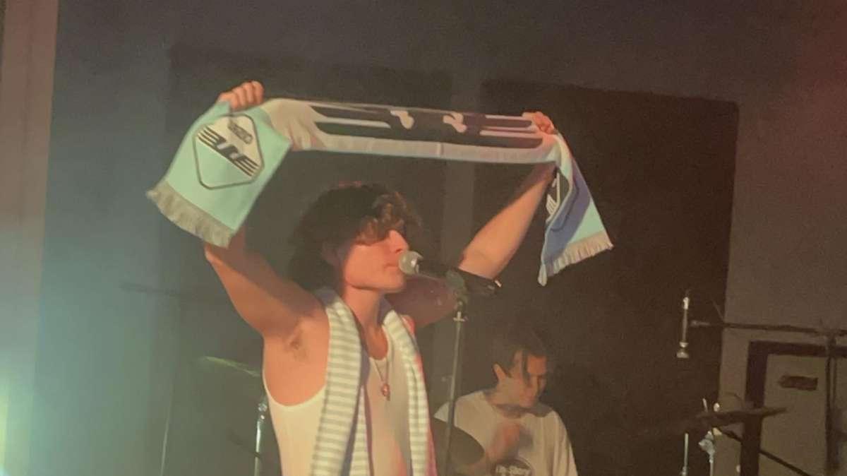 Seltsam canta i Giardini di Marzo in concerto. E spunta la maglia di Rovella... - VIDEO 