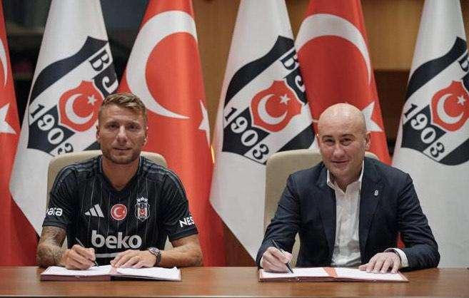 Lazio, Immobile-Besiktas: il momento della firma - FOTO