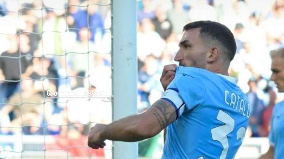 Lazio, il bacio di Cataldi: gol su rigore ed esultanza sotto la Nord - FOTO