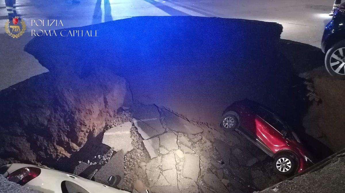 Roma | Maxi-voragine al Quadraro: auto inghiottite dalla strada