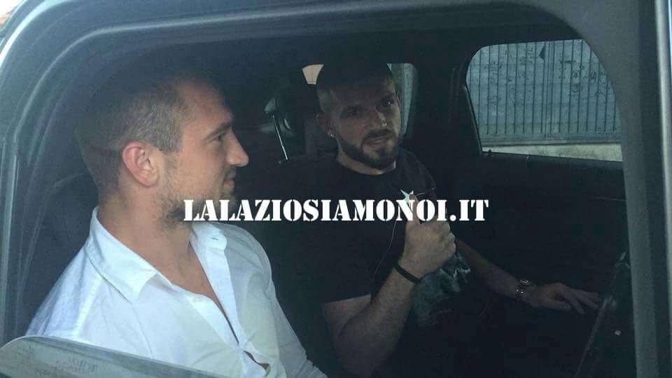 FORMELLO - Berisha lascia il centro sportivo: il calciatore in compagnia di Tare e dell'agente - FOTO&VIDEO