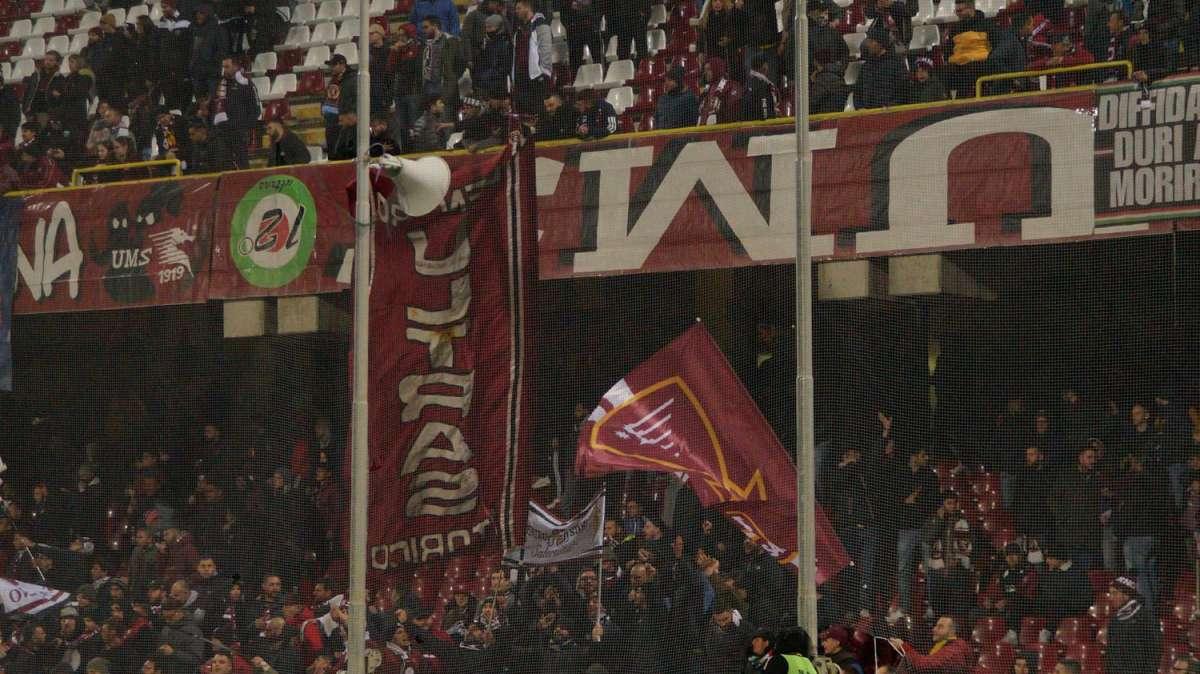 Salernitana, ultras contro la società: "Il vero colpo sarà quando ve ne andrete"