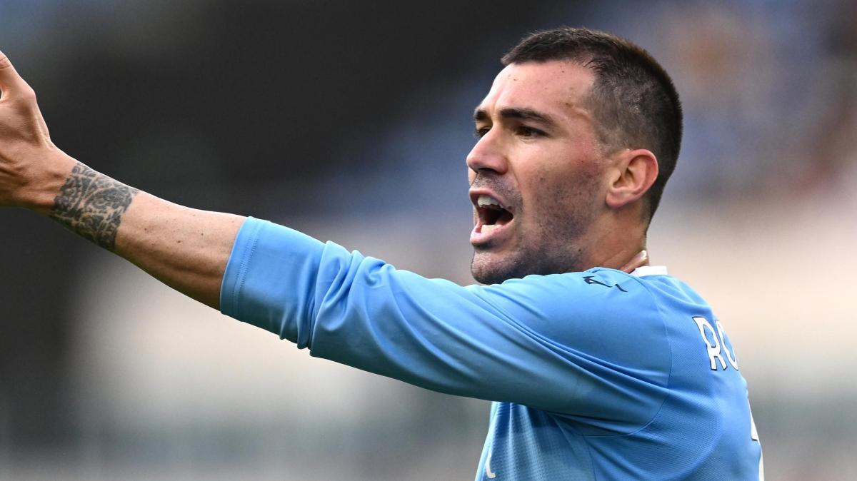 Lazio, Romagnoli aspetta l'ok dal Qatar. Intanto è a Roma e...