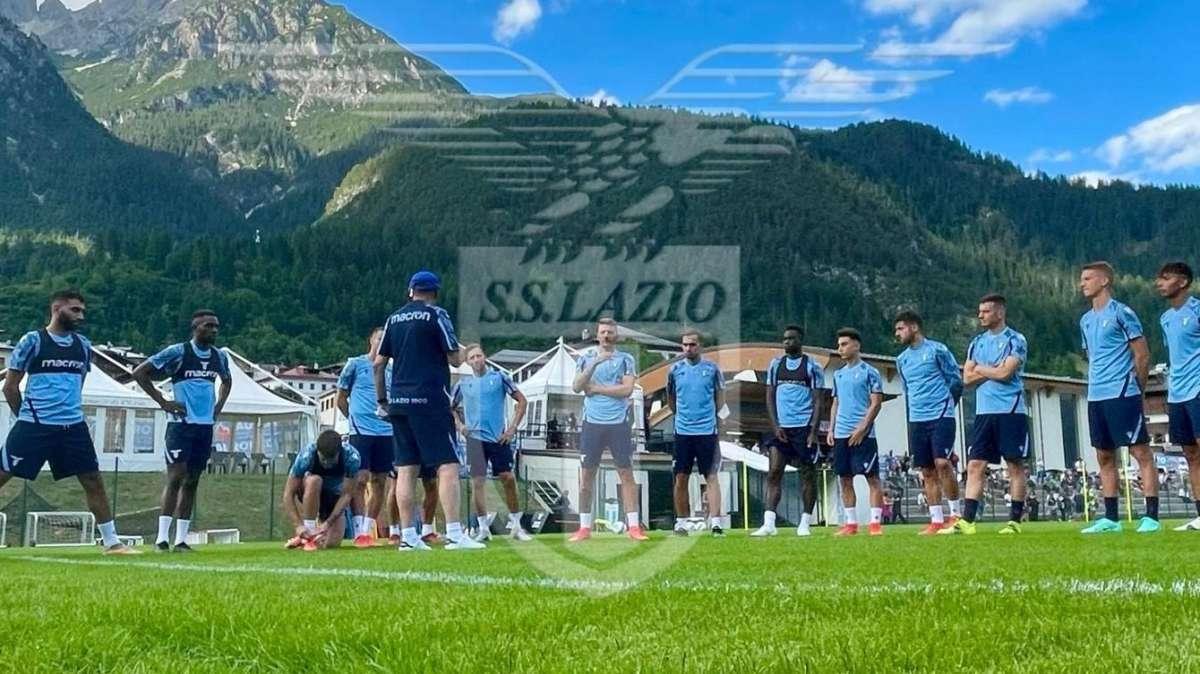 AURONZO GIORNO 2 - Lazio, Sarri e il pallone: "Va randellata. Incontro e la mangio"