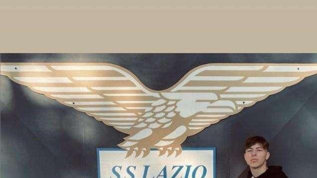 Lazio - Spezia, biancocelesti con una maglia per Guerini durante il riscaldamento - FOTO