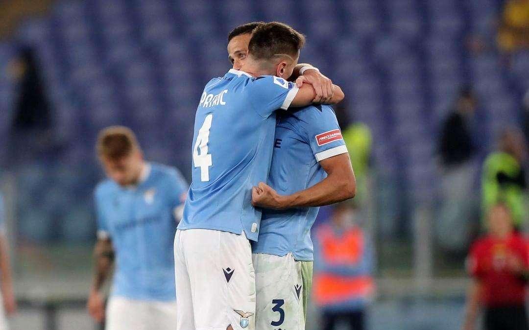 Lazio, l’amicizia in un’immagine: l’abbraccio tra Luiz Felipe e Patric – FOTO 