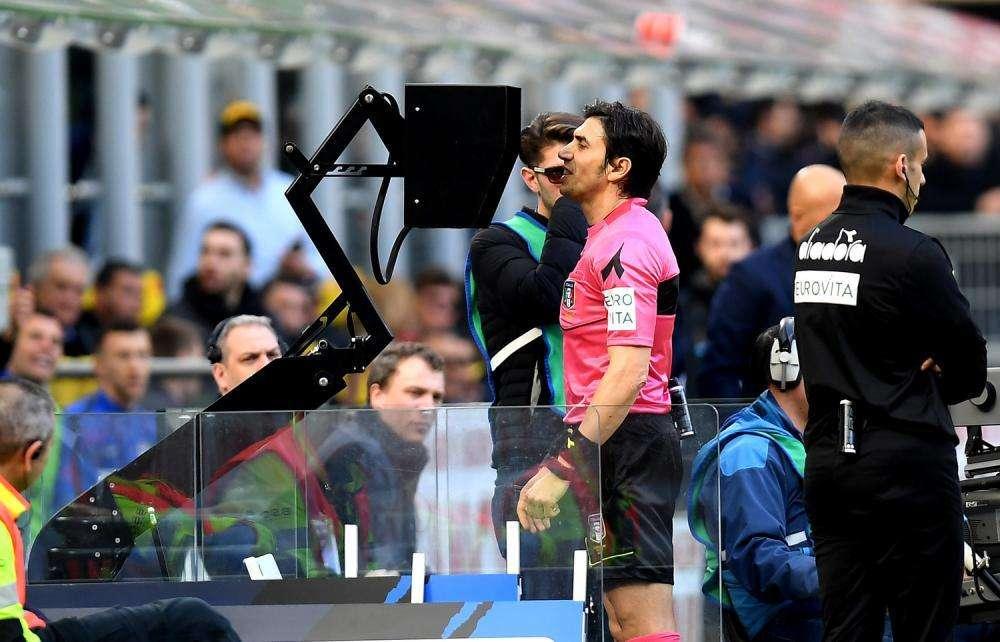 Olanda, rivoluzione arbitrale: le decisioni del Var saranno spiegate ai tifosi