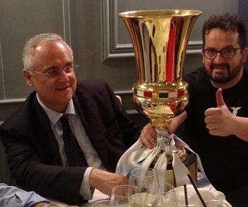 Lazio, è qui la festa: Lotito celebra la vittoria in Coppa Italia - FOTO