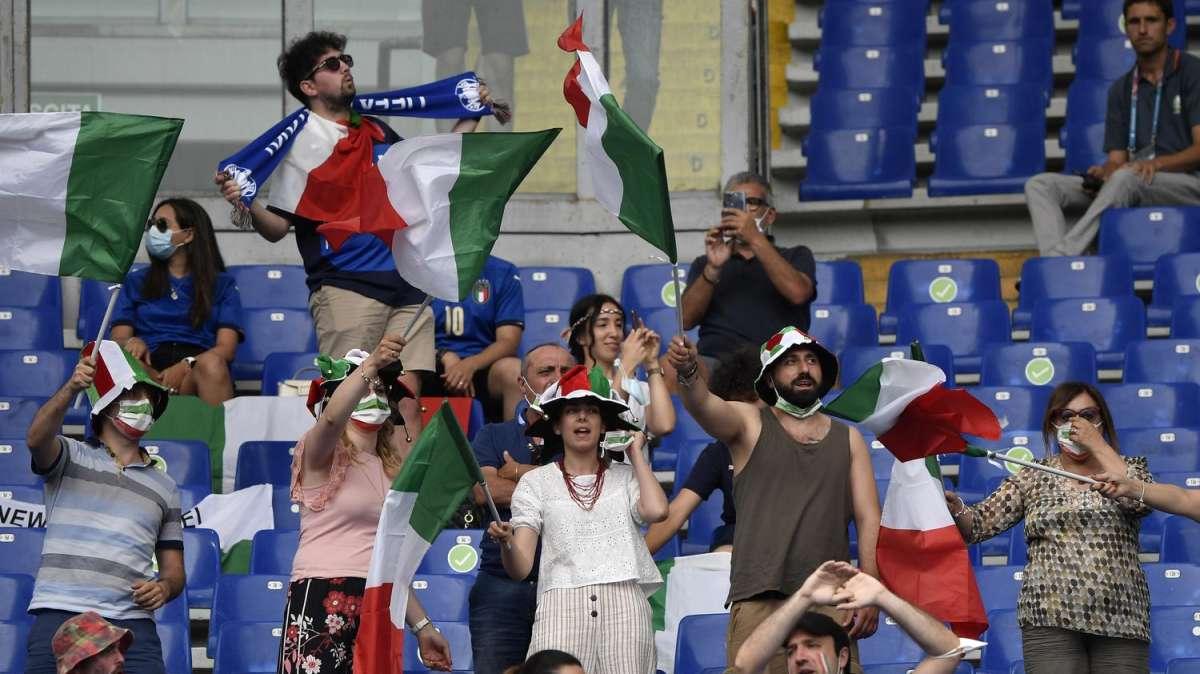 Italia - Galles, alcuni giocatori in ginocchio prima del fischio d'inizio