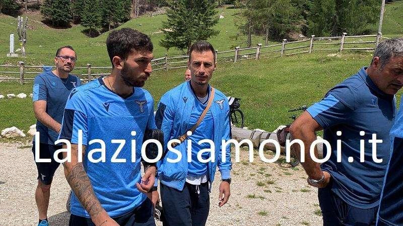 RITIRO LAZIO, GIORNO 8 - Radu usa Leiva come bilanciere: il romeno è instancabile