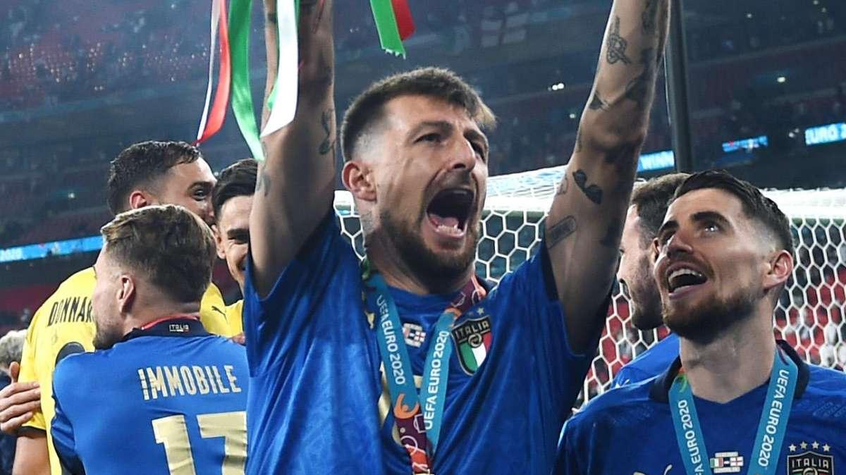 Italia, Acerbi alle prese con il neomelodico: il coro nel pullman - VIDEO