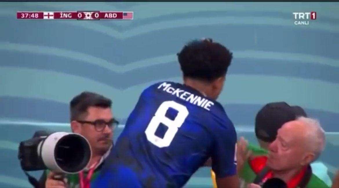 USA Mondiali | Il gesto vergognoso di McKennie fa il giro del mondo: il web si indigna - VIDEO