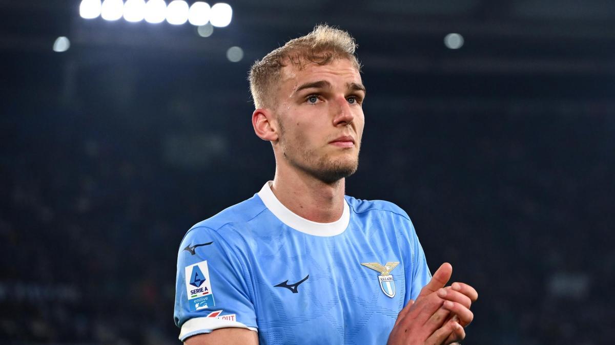 Lazio, guarda chi si rivede: Isaksen a bordo campo durante il ritiro
