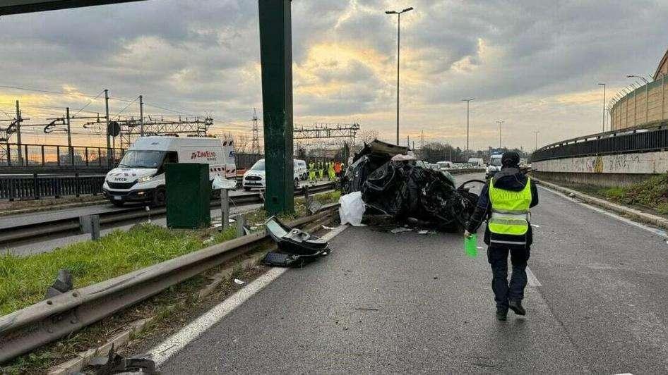 Roma, terribile incidente sulla tangenziale: ribaltata un auto, gravi due ragazze