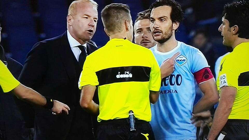 MOVIOLA - Ecco il replay che dà ragione alla Lazio: il rigore alla Fiorentina è inesistente - VIDEO