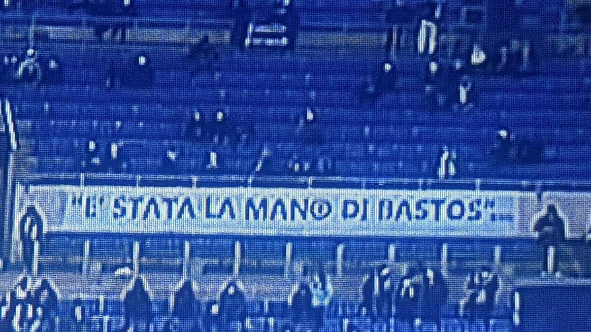"È stata la mano di Bastos", striscione e cori: lo sfottò e il ricordo del 2019 - FOTO