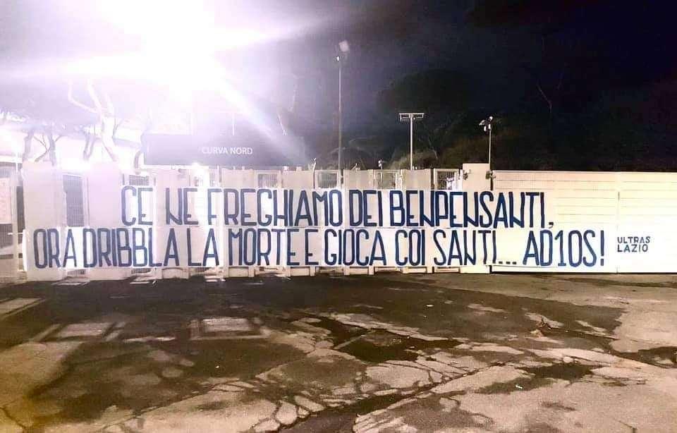 Addio Maradona, l'omaggio degli Ultras Lazio: "Dribbla la morte e gioca con i santi" - FT