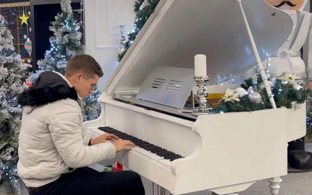 Lazio, Basic incanta sulle note di "My heart will go on": l'esibizione al piano - VIDEO