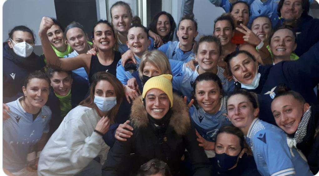 Lazio Women, il derby è tuo: negli spogliatoi le ragazze della Morace imitano i colleghi maschi