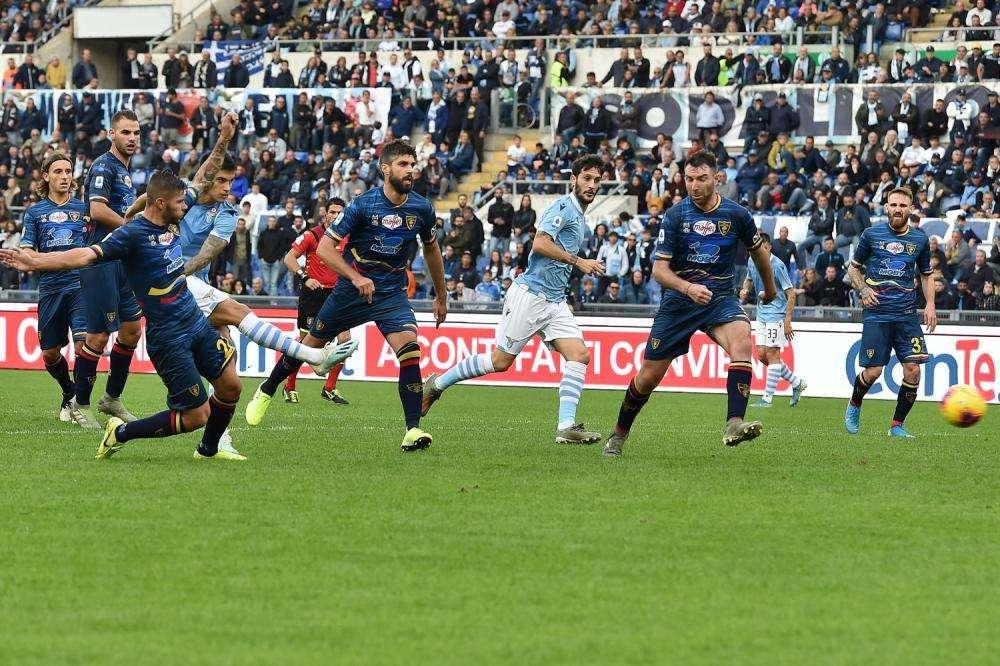 Lazio - Lecce, annullato il gol a Lapadula: ecco il motivo del regolamento 
