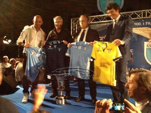 La Lazio presenta le nuove maglie, tifosi in delirio per Lulic. Lotito: "Rinforzeremo ancora la squadra"