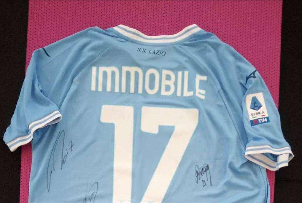 Lazio, donata la maglia di Immobile per una buona causa: l'iniziativa