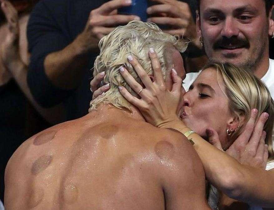Parigi 2024 | Martinenghi, l'oro e il bacio in diretta tv alla fidanzata: ecco chi è