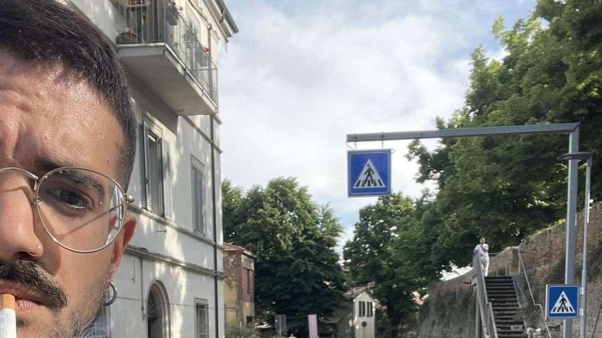 Faenza, Mattia che scava il fango con la felpa della Lazio: "Ce la faremo come..."