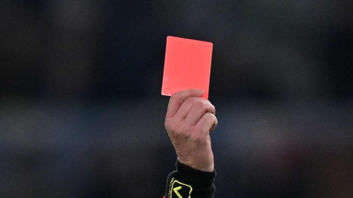 Clamoroso al Mondiale per Club: l'arbitro estrae il rosso... e un santino!