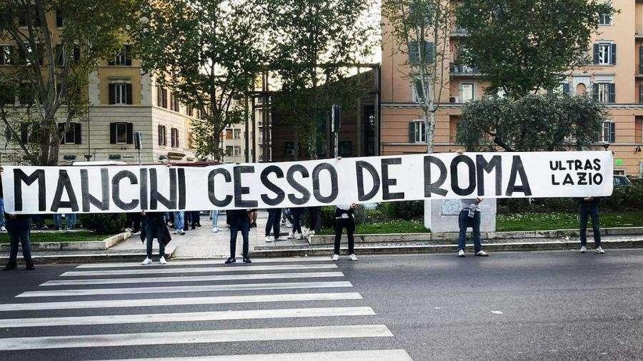 Esultanza Mancini, arriva la risposta degli Ultras Lazio - FOTO