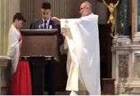 Tifoso recita l’inno della Roma in chiesa: lo sdegno del prete - VIDEO