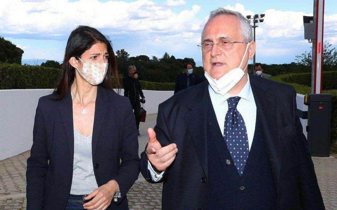 Lazio, visita della sindaca Raggi a Formello: con lei anche il figlio e il marito - FOTO