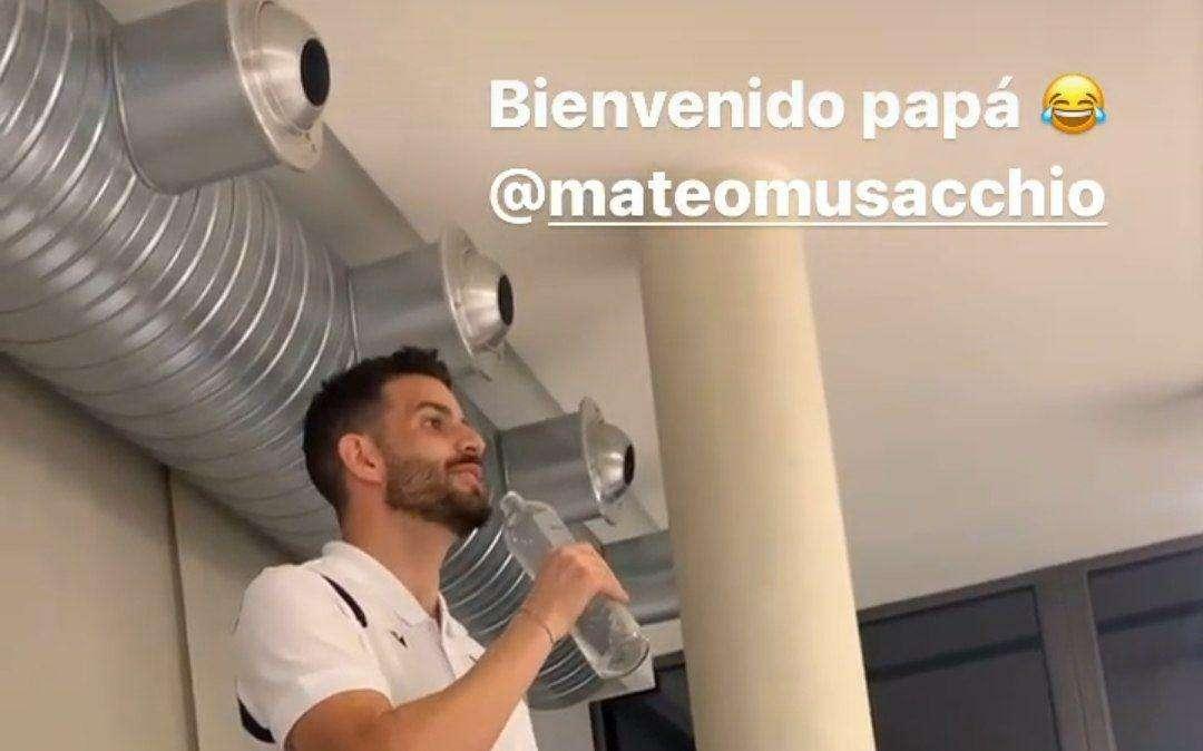 Lazio, rito di benvenuto per Musacchio: la performance canora del neo-acquisto - VIDEO