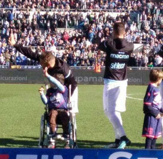 Immobile campione di solidarietà: porta con sé in campo un bambino disabile prima di Lazio-Crotone