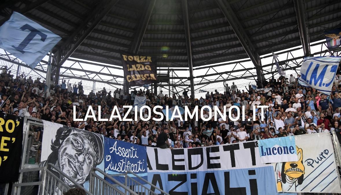 Frosinone-Lazio, squadra sotto il settore ospiti prima del riscaldamento - VIDEO