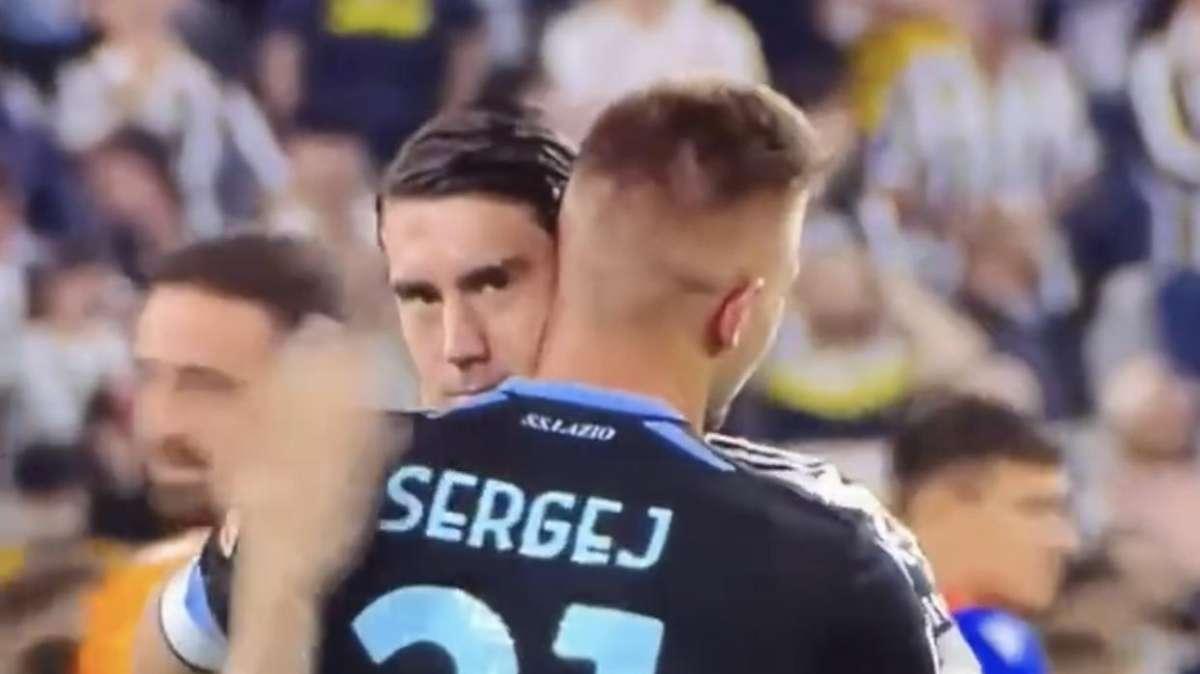 Vlahovic e quell’abbraccio a Milinkovic: i tifosi della Juve sognano