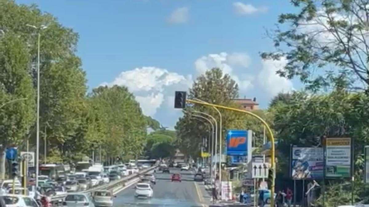 Roma, viale Jonio sommerso dall'acqua: ecco cos'è successo