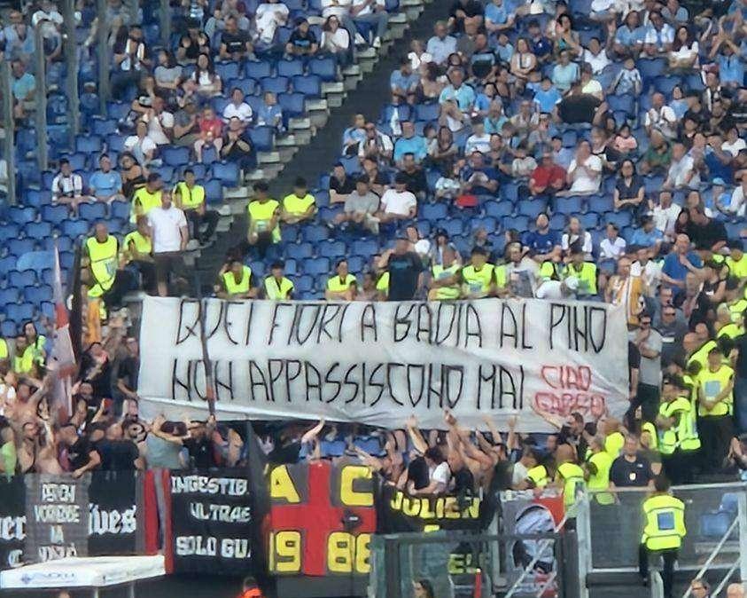 Cremonese, lo splendido striscione per Gabriele Sandri: "Quei fiori..." - FOTO