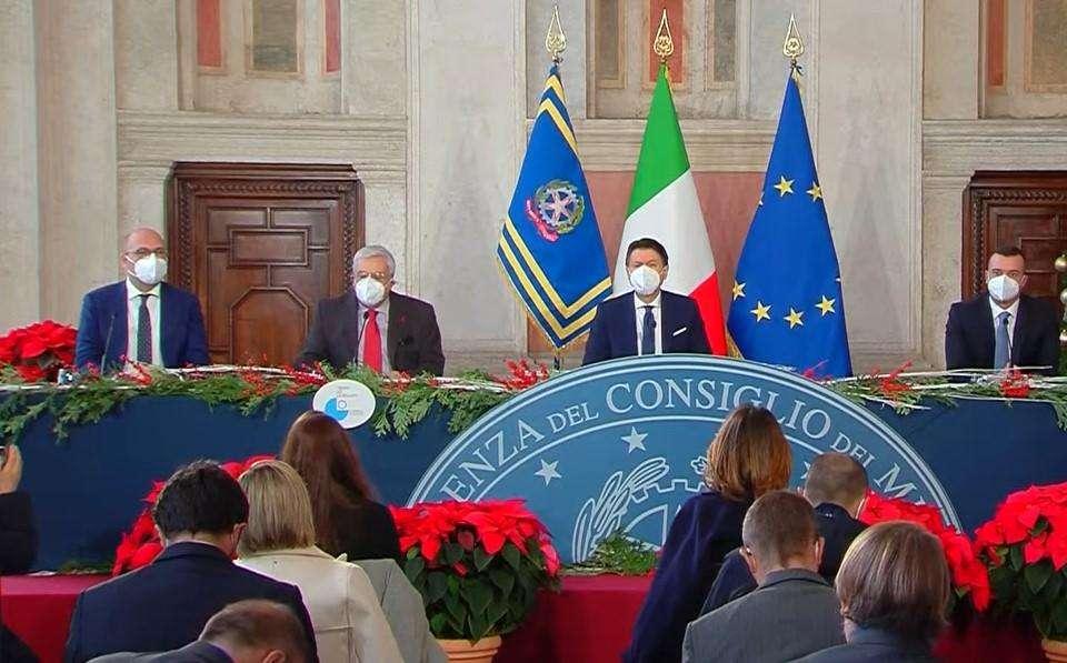 Conferenza Conte di fine 2020: "Vaccino, no obbligo, ma valutiamo tesserino sanitario. Lavoro? Preoccupati dopo marzo"