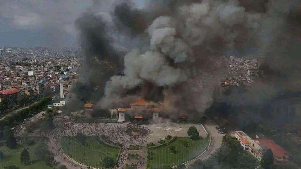 Nepal nel caos, a fuoco il Parlamento: il bilancio si aggrava
