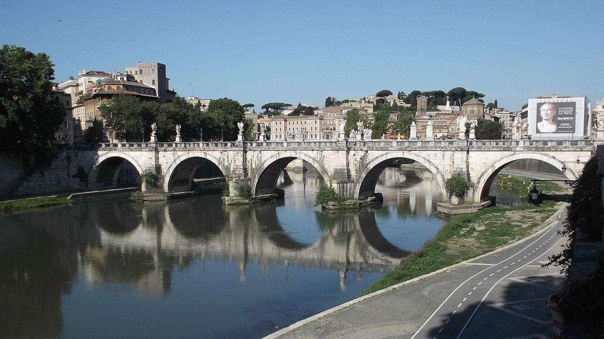 Roma nel panico, esonda il Tevere: persone bloccate nelle auto