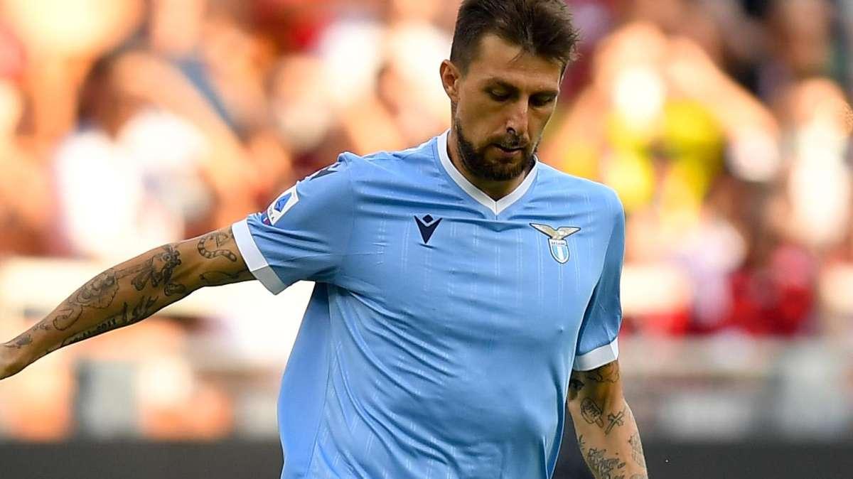 AURONZO GIORNO 4 - Lazio, cori degli Ultras contro Acerbi. E il difensore...