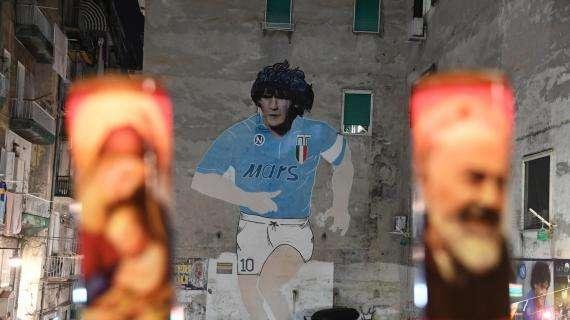 Maradona, l'omaggio di Giordano al murales dei Quartieri Spagnoli di Napoli