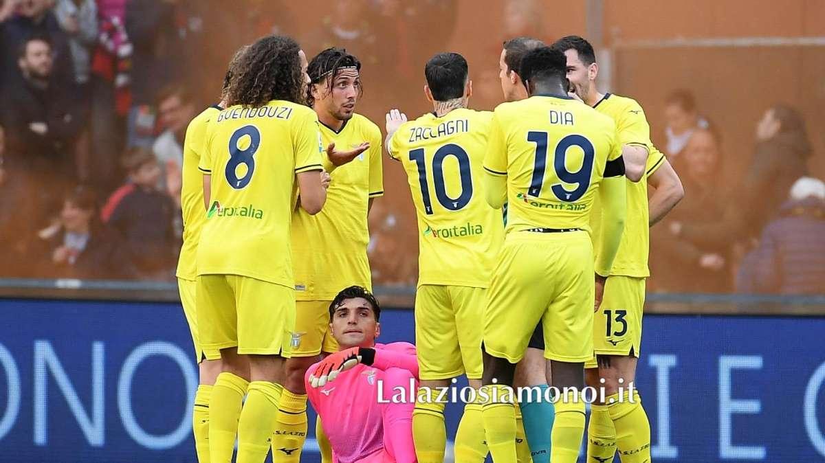 Genoa - Lazio, un fumogeno dagli spalti colpisce Mandas: cos'è successo - FOTO