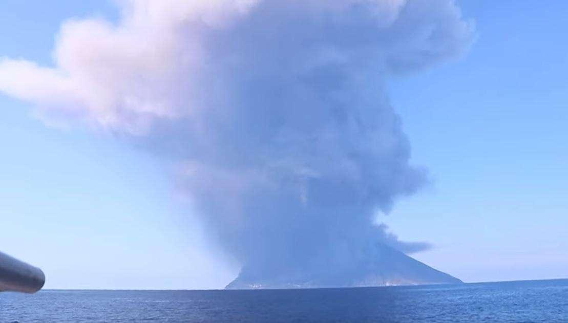 Stromboli, eruzione del vulcano: turisti in fuga si gettano in mare. Paura tsunami - VIDEO