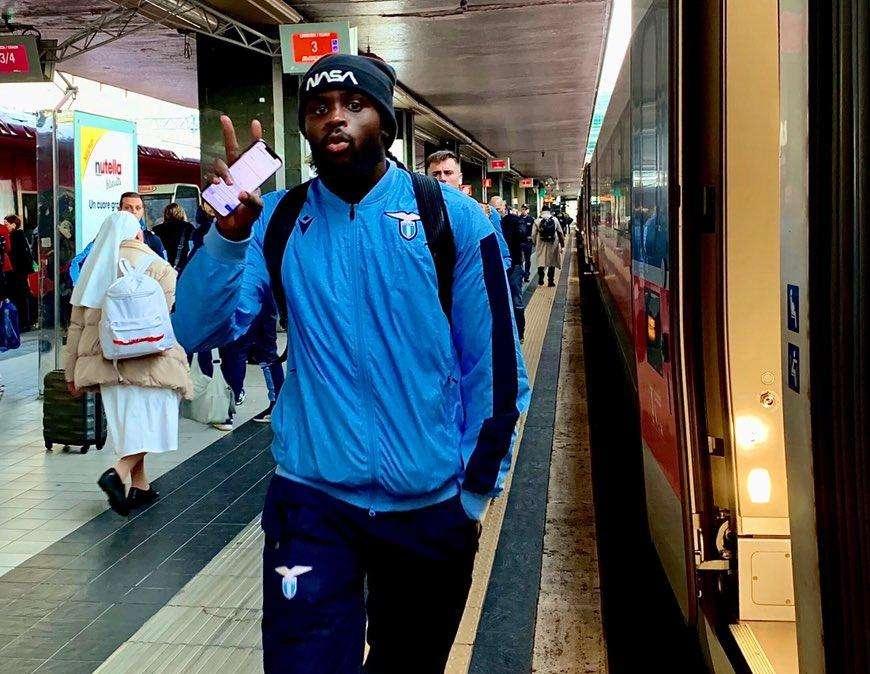 Lazio, la squadra è arrivata a Reggio Emilia: tra sorrisi e selfie no-look - F&V