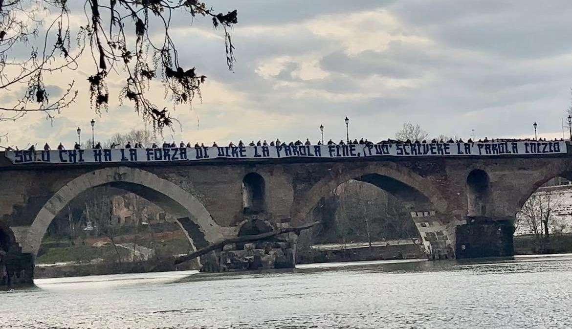 Lazio - Milan, negato l'ingresso di uno striscione: ora esposto a Ponte Milvio - FT