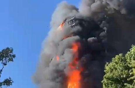 Milano, maxi incendio a via Antonini: palazzo di 15 piani in fiamme – VIDEO